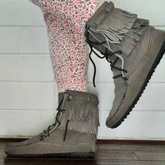 Minnetonka gray 
 ankle boot fringe  
Shoes size 10

Like new condition - Picture 1 of 4